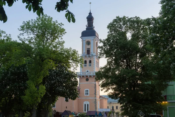 旧市庁舎14 16世紀 ウクライナのカマニエツ ポディルスキー市で春の夜に旧ポーランド総督館 — ストック写真