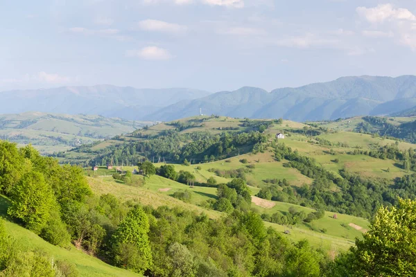 喀尔巴阡山脉春天里阳光明媚的日子里 在森林覆盖的遥远的山脉上 有一片高山草甸 前景广阔 — 图库照片