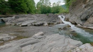 İlkbaharda Karpat dağlarında bir dağ nehrinde şelaleler.