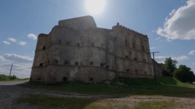 Medzhybizh Kalesi 'nin doğu kulesi ve duvarları dışarıdan, Ukrayna