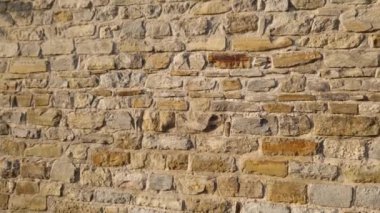 Güneşli bir sabahta ortaçağ savunma binasının taş işçiliği