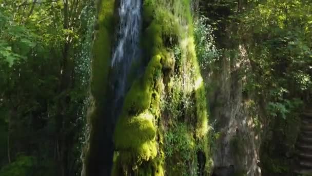 Cascata Sul Torrente Che Scorre Lungo Roccia Con Due Grotte — Video Stock