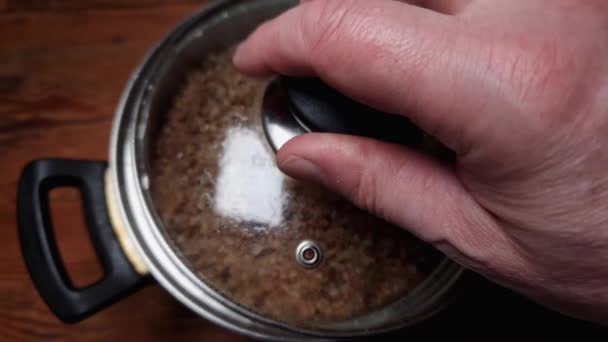 Bubur Buckwheat Yang Baru Disajikan Dalam Panci Setelah Tutup Dibuka — Stok Video