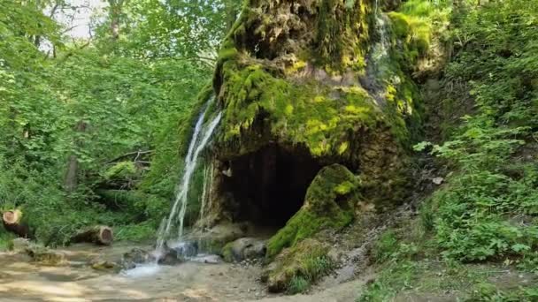 Waterval Beek Stroomt Langs Rots Met Twee Grotten — Stockvideo