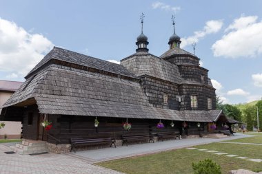 18. yüzyılın başında Ukrayna 'nın Chortkiv şehrinde yükselen tahta kilise.