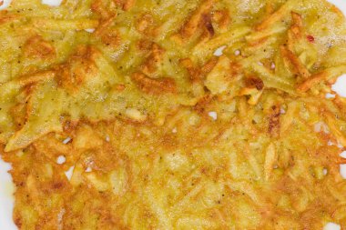 Beyaz tabakta taze kızarmış patatesli krep, gözleme yüzeyinin en üst görüntüsü.