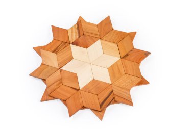 Tahta tezgahın altında ahşap düz ahşap parçalardan yapılmış beyaz arka planda çeşitli renkler ve dokular.