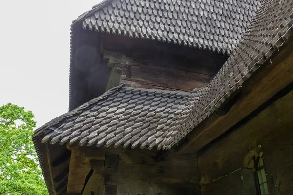 中世ゴシック様式の木造教会 第1層と第2層の壁と屋根の断片 木製の帯状疱疹で作られました — ストック写真