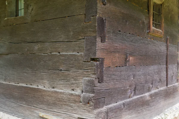 Fragment Narożnika Średniowiecznego Drewnianego Kościoła Ścianami Wykonanymi Drewna Dębowego Połączonego — Zdjęcie stockowe