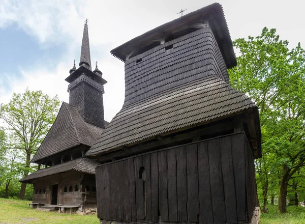 18世纪的圣尼古拉斯哥特式双木教堂 在乌克兰Danylovo村的前景上有一座木制钟塔 — 图库照片