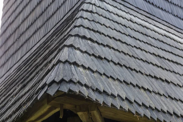 中世の木造教会の断片 第二層と塔の屋根の一部 木製の帯状で作られました 選択的な焦点 — ストック写真