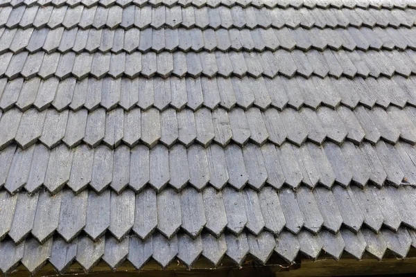 中世の木造教会の断片 第二層の屋根の一部 木製の帯状疱疹で作られました — ストック写真