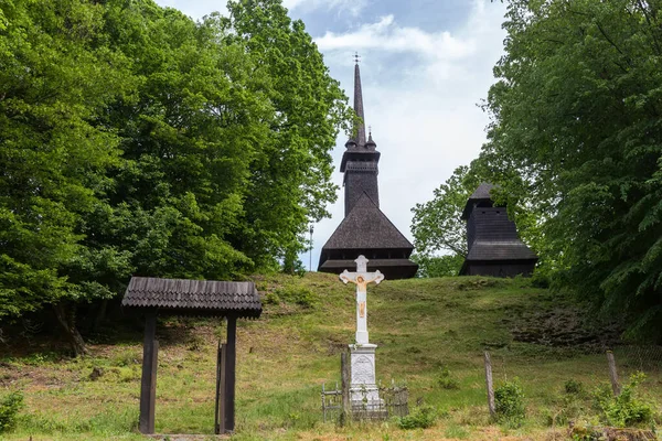 18世纪的圣尼古拉斯哥特式双木教堂和乌克兰Danylovo村山上的木制钟塔 — 图库照片