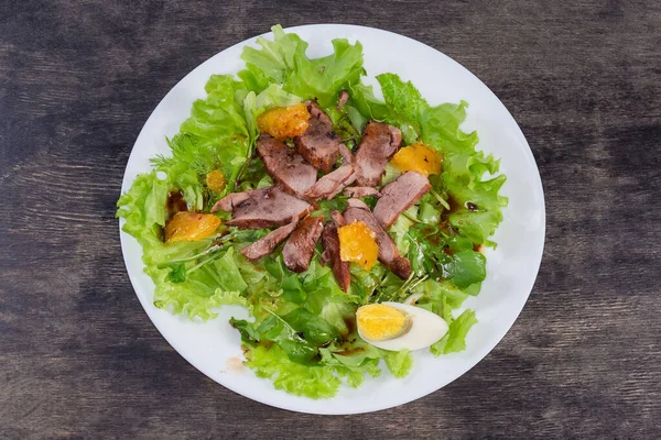 Saláta Főtt Kacsahúsból Tojásból Narancs Szeletekből Különböző Zöldségekből Fehér Tálon — Stock Fotó