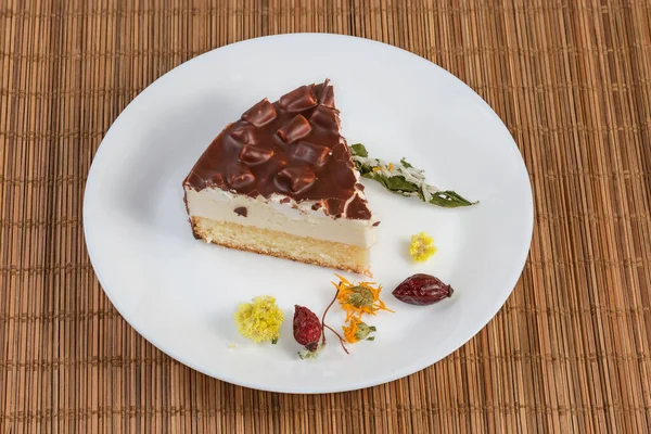 Snijd Van Gelaagde Spons Cake Met Soufflé Marshmallow Stukjes Chocolade — Stockfoto