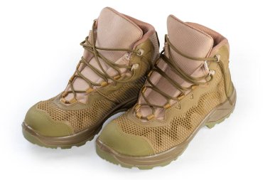 Bir çift yeşil-bej su geçirmez yaz asker botları beyaz arka planda ayakkabı bağcıkları