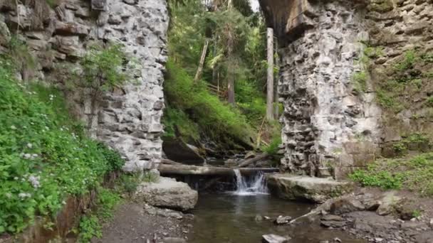 Stary Łukowy Kamień Opuszczony Połowie Zniszczony Most Kolejowy Karpatach — Wideo stockowe