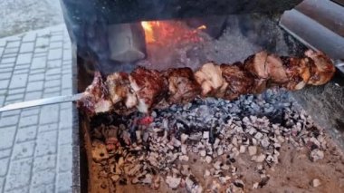 Brezilya 'da, açık havada şiş kebap yerken şiş kebap.