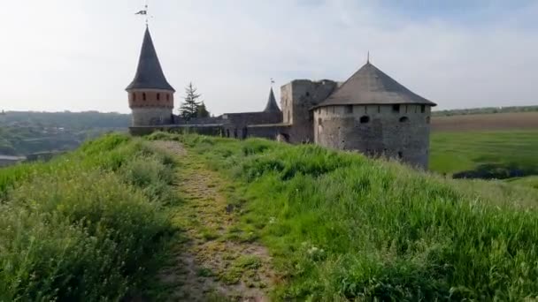 Δυτικό Τμήμα Του Μεσαιωνικού Φρουρίου Στην Πόλη Kamianets Podilskyi Ουκρανία — Αρχείο Βίντεο