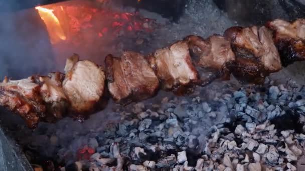 Shish Kebab Durante Grigliata Sullo Spiedo Sul Braciere All Aperto — Video Stock