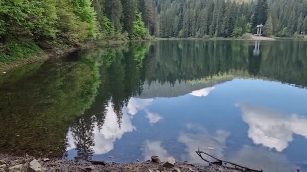 Lago Montagna Con Foresta Sulle Rive Primavera Mattina — Video Stock