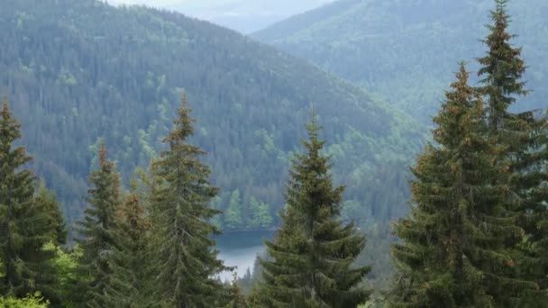 Озеро Серед Гірських Хребтів Весняного Дня Карпатських Горах — стокове відео