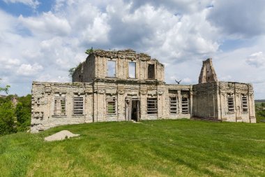 Ortaçağ şatosunun kalıntıları, Ukrayna 'nın Skala-Podilska kasabasındaki taş süslemelerinin kalıntılarıyla sarayın kalıntıları.