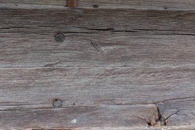 Eski duvarın dokusu meşe kütükleriyle yapılmış. Ortaçağ ahşap kilisesinin bulutlu havasında bir parçası.