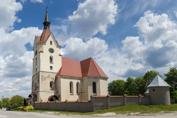 18世纪乌克兰Skala Podilska镇圣母玛利亚的罗马天主教天堂教堂 — 图库照片
