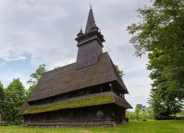 18世纪的圣尼古拉斯哥特式两层木制教堂 塔楼位于乌克兰索基里尼亚村 — 图库照片