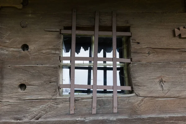 Stara Ściana Dębowych Kłód Zamkniętym Oknem Fragment Średniowiecznego Drewnianego Kościoła — Zdjęcie stockowe
