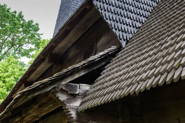 中世の木造教会の断片 第1層と第2層と塔の屋根の一部は 木製の帯状で作られ クローズアップ — ストック写真
