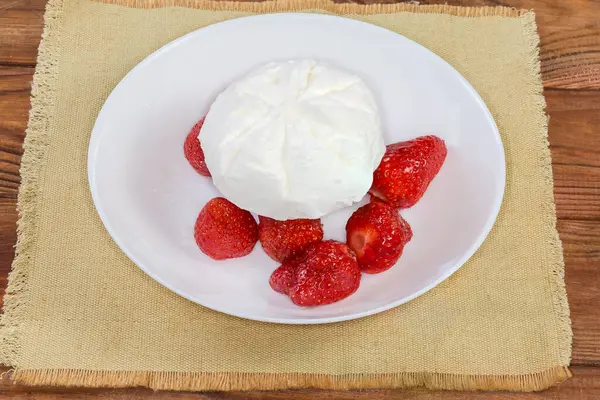 生地の上の白い皿の上の新鮮なイチゴの上にアイスクリームのピースマット — ストック写真