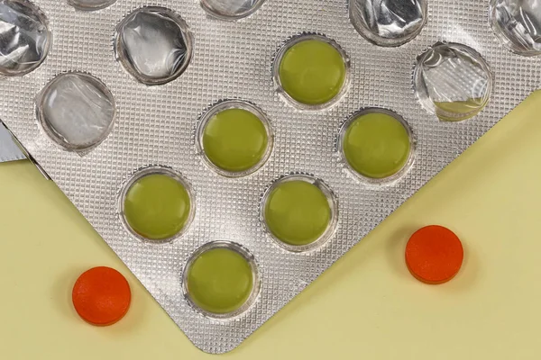 Zelené Pilulky Částečně Použitém Blistru Dvě Červené Pilulky Samostatně Žlutém — Stock fotografie