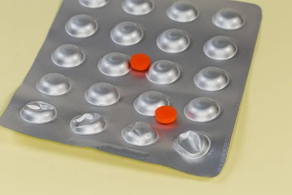 Dos Píldoras Rojas Medicación Encuentran Blister Aluminio Cerca Enfoque Selectivo — Foto de Stock