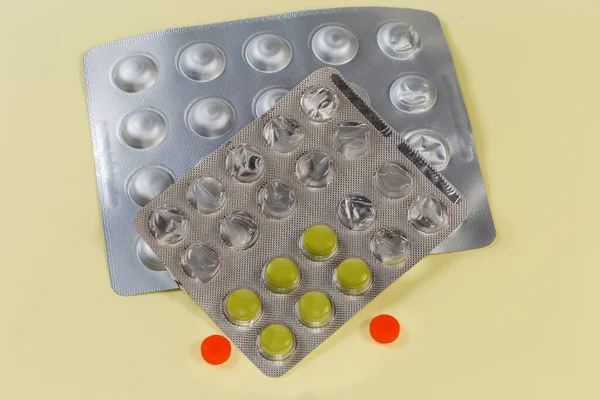 Folienblisterverpackung Grüne Pillen Teilweise Gebrauchter Blisterverpackung Und Zwei Rote Pillen — Stockfoto