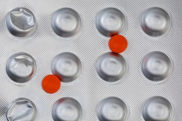 Zwei Rote Pillen Des Medikaments Liegen Auf Der Folienblisterverpackung Großaufnahme — Stockfoto
