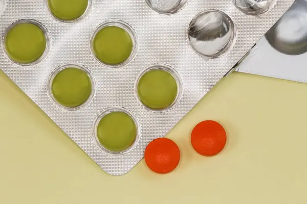 Grüne Pillen Teilweise Gebrauchter Blisterverpackung Und Zwei Rote Pillen Separat — Stockfoto