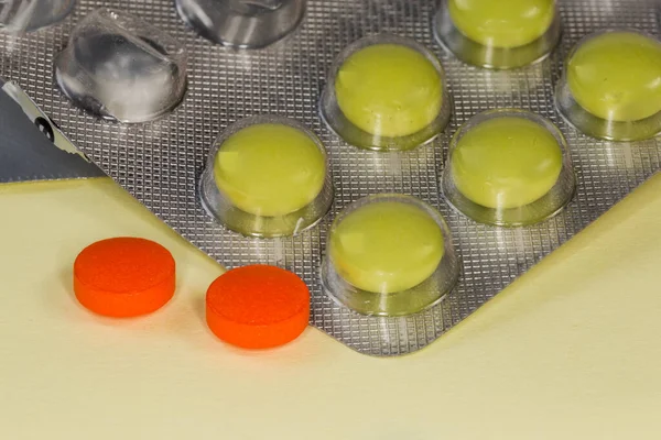 Dos Píldoras Rojas Contra Blíster Parcialmente Utilizado Píldoras Verdes Primer —  Fotos de Stock