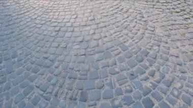 Güneşli bahar sabahında kare taşlarla döşenmiş eski yol