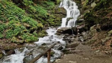 Karpat Dağları 'ndaki kayın ormanlarında, dağ nehri üzerinde şelale.