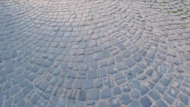 Stara Droga Wybrukowana Kwadratowymi Kamieniami Słoneczny Wiosenny Poranek — Wideo stockowe