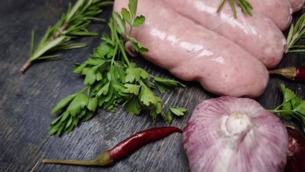 Salsichas Cruas Entre Especiarias Verduras Superfície Preta — Vídeo de Stock