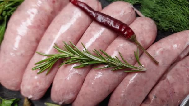 Salsichas Cruas Entre Especiarias Verduras Superfície Preta — Vídeo de Stock