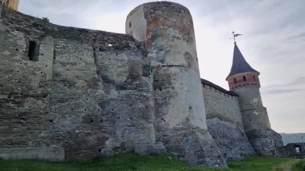 Νοτιοδυτικό Τείχος Του Μεσαιωνικού Φρουρίου Στην Πόλη Kamianets Podilskyi Ουκρανία — Αρχείο Βίντεο