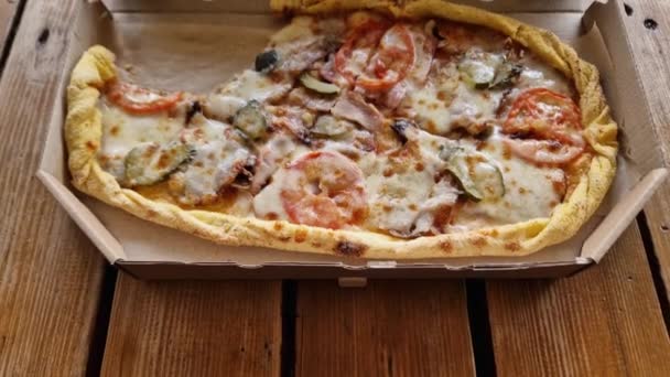 Parte Pizza Con Diferentes Carnes Caja Cartón Abierta — Vídeo de stock