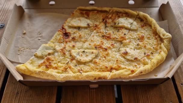 Část Pizzy Různými Sýry Otevřené Kartonové Krabici — Stock video