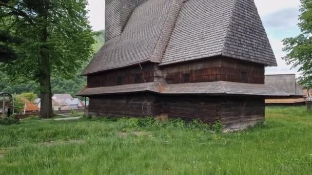 Chiesa Barocca Medievale Legno Con Torre Nel Villaggio Kolochava Ucraina — Video Stock