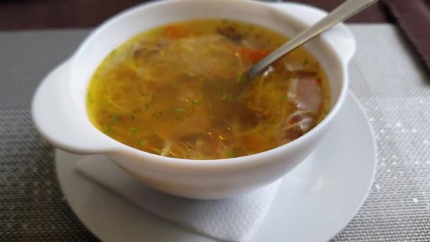 Soupe Aux Champignons Avec Courtes Pâtes Fines Dans Bol Sur — Video