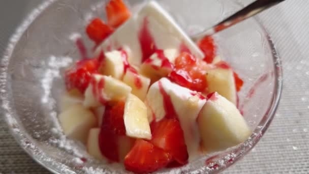 Παγωτό Επιδόρπιο Φρούτα Και Μαρμελάδα Μπολ Επιδόρπιο — Αρχείο Βίντεο